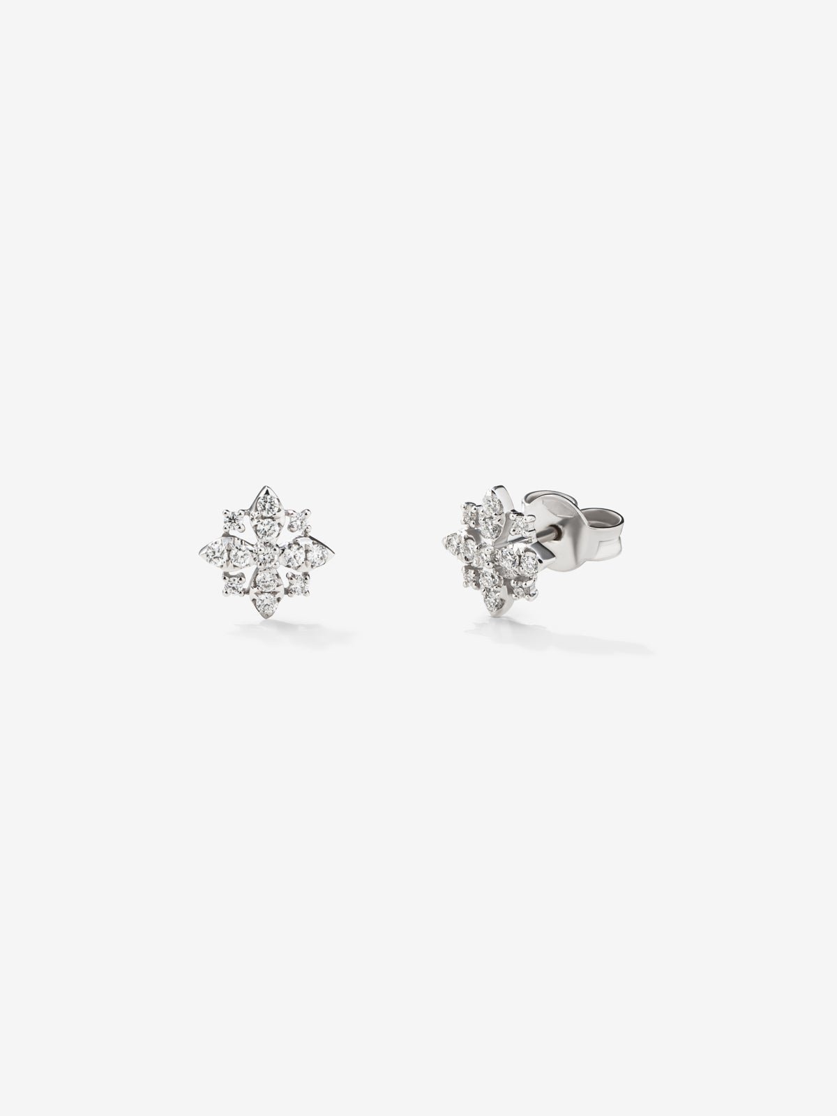 Pendientes de oro blanco de 18K con 26 diamantes en talla brillante con un total de 0,21 cts con forma de estrella