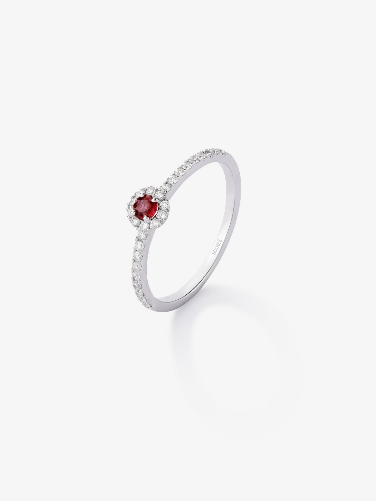 Anillo de oro blanco de 18K con rubí rojo en talla brillante de 0,1 cts y orla y brazo de 28 diamantes en talla brillante con un total de 0,2 cts