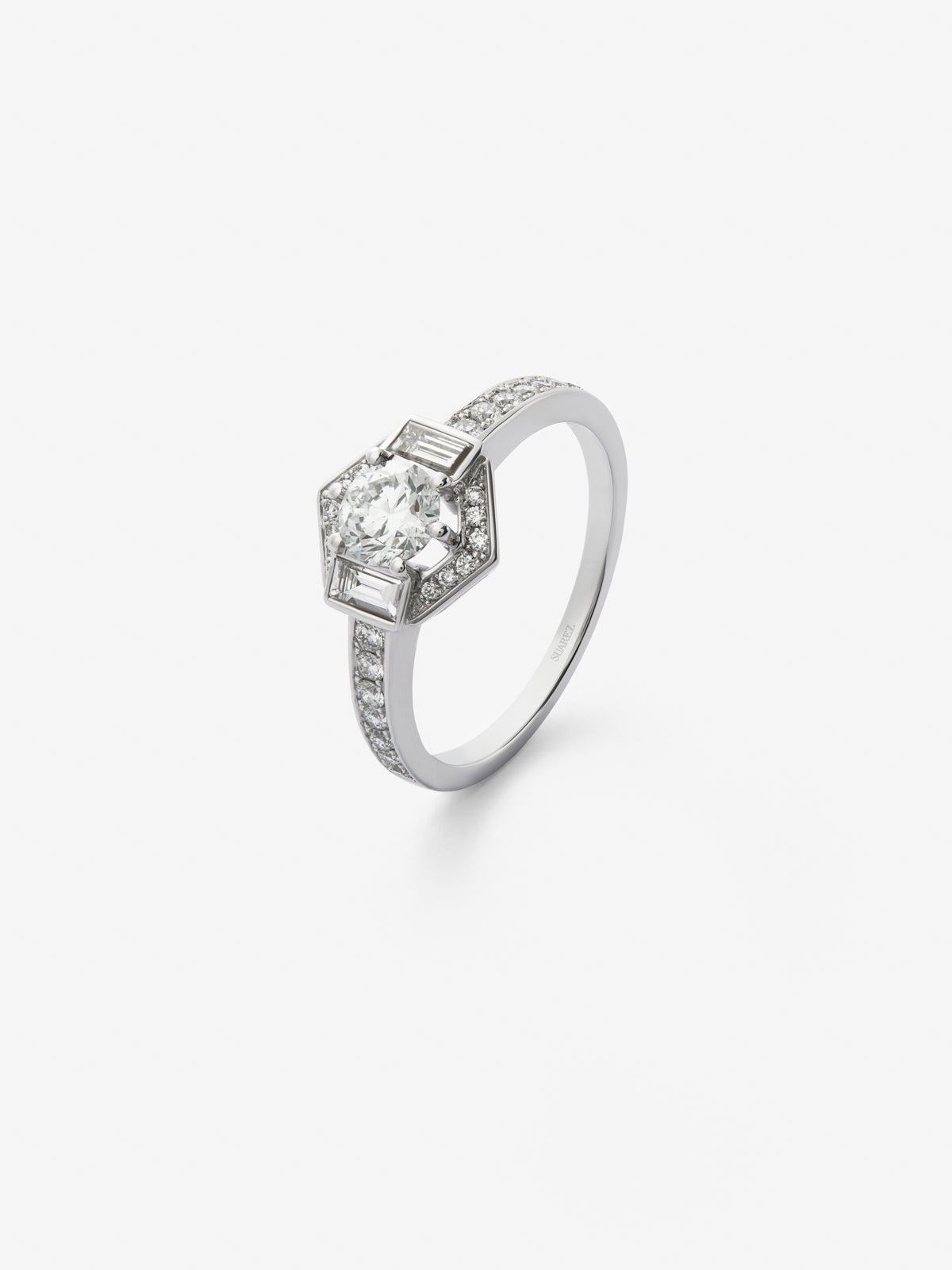 18K white gold ring with a 0.5 ct brilliant-cut central diamond; 2 in baguette cut with a total of 0.16 cts and 26 in brilliant cut with a total of 0.21 cts