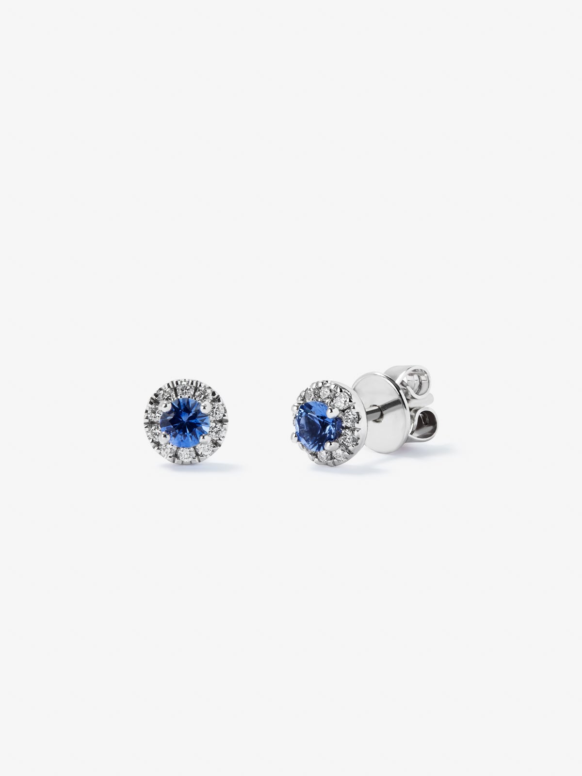 Pendientes de oro blanco de 18K con 2 zafiros azules en talla brillante de 0,28 cts y 20 diamantes en talla brillante con un total de 0,11 cts