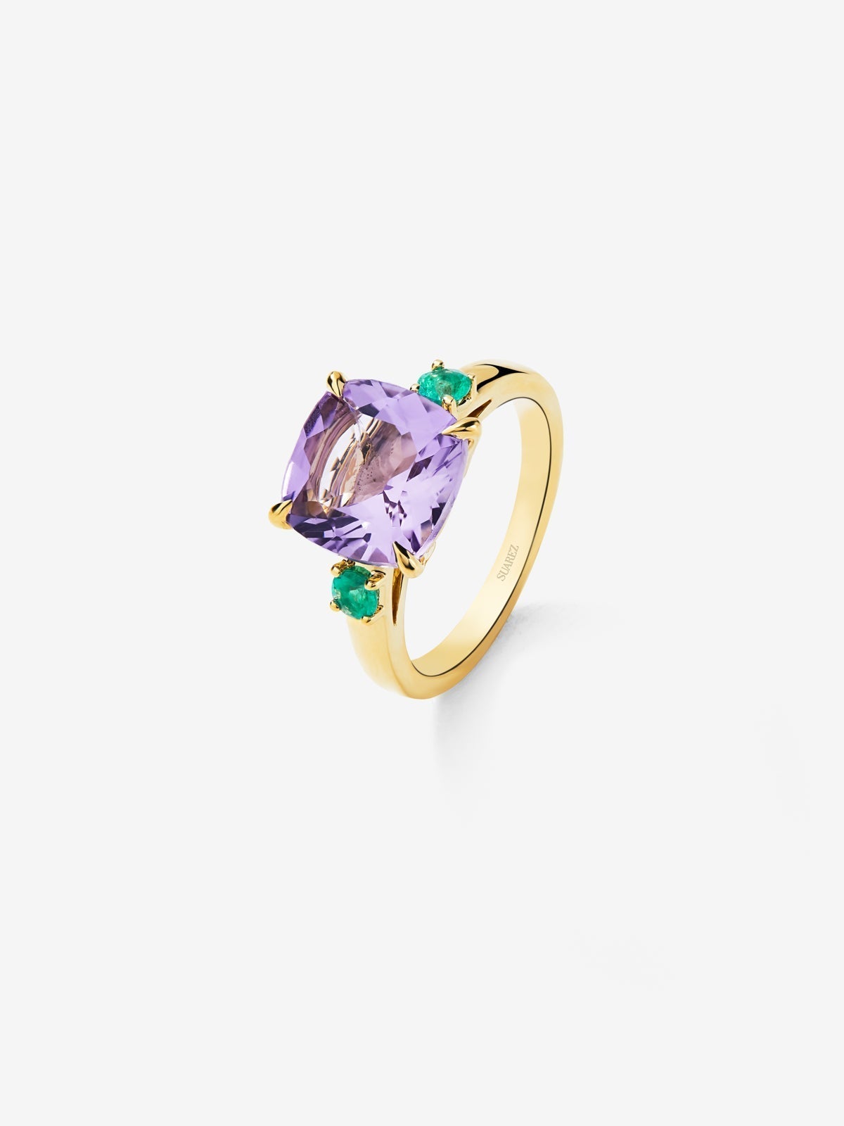 18K yellow gold triple ring with cushion-cut purple amethyst of 3.53 cts and 2 brilliant-cut green emeralds with a total of 0.19 cts