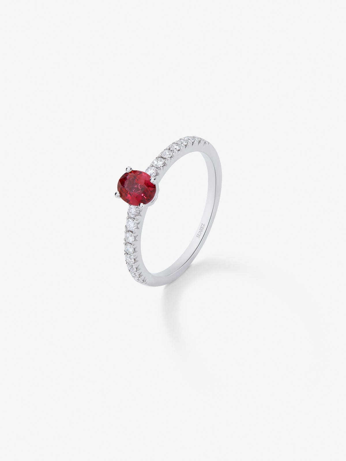 Anillo de oro blanco de 18K con rubí rojo en talla oval de 0,63 cts y 16 diamantes en talla brillante con un total de 0,22 cts