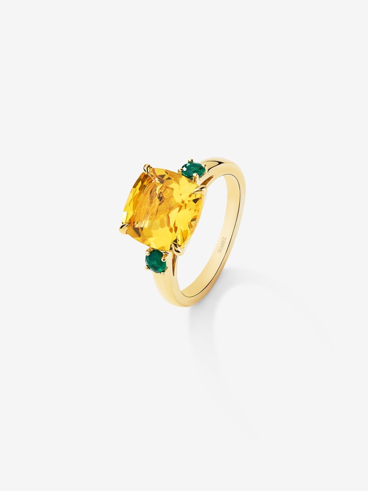 Anillo tresillo de oro amarillo de 18K con cuarzo citrino en talla cushion de 3,55 cts y esmeraldas verdes en talla brillante de 0,25 cts