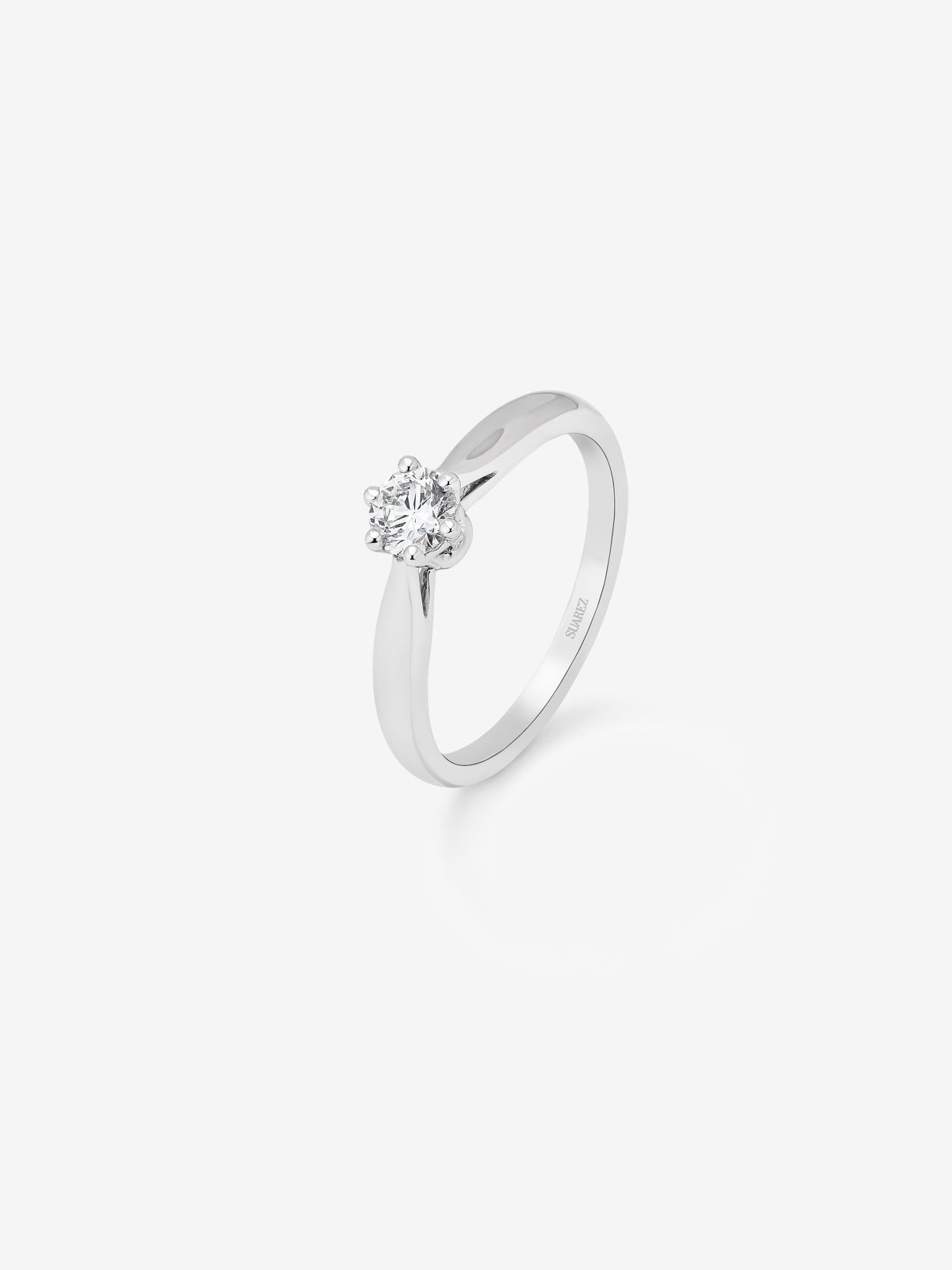 Anillo solitario de oro blanco de 18K con diamante en talla brillante de 0,2 cts