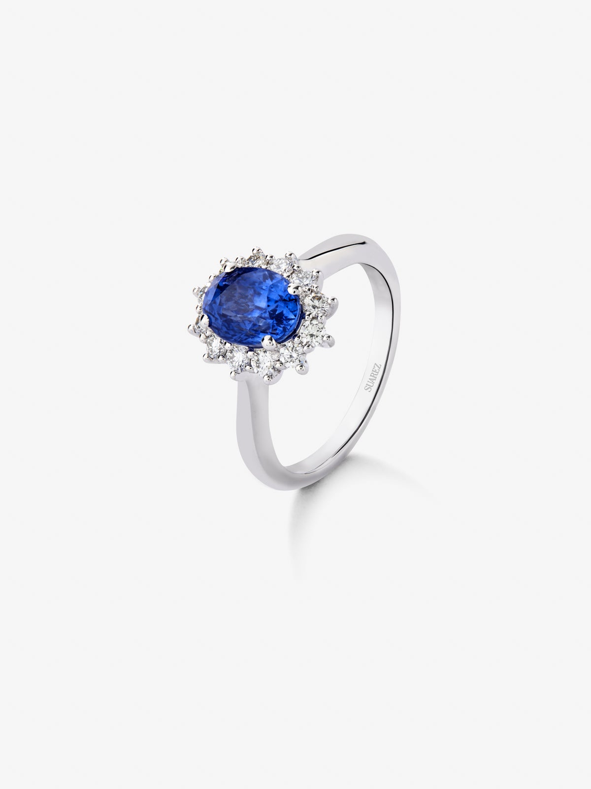 Anillo de oro blanco de 18K con zafiro azul cornflower en talla oval de 2,26 cts y 12 diamantes en talla brillante con un total de 0,47 cts