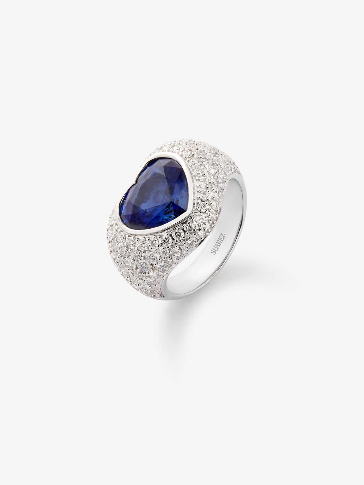 Anillo de oro blanco de 18K con pavé de diamantes blancos en talla brillante de 2,19 cts y zafiro azul en talla corazón de 3,47 cts