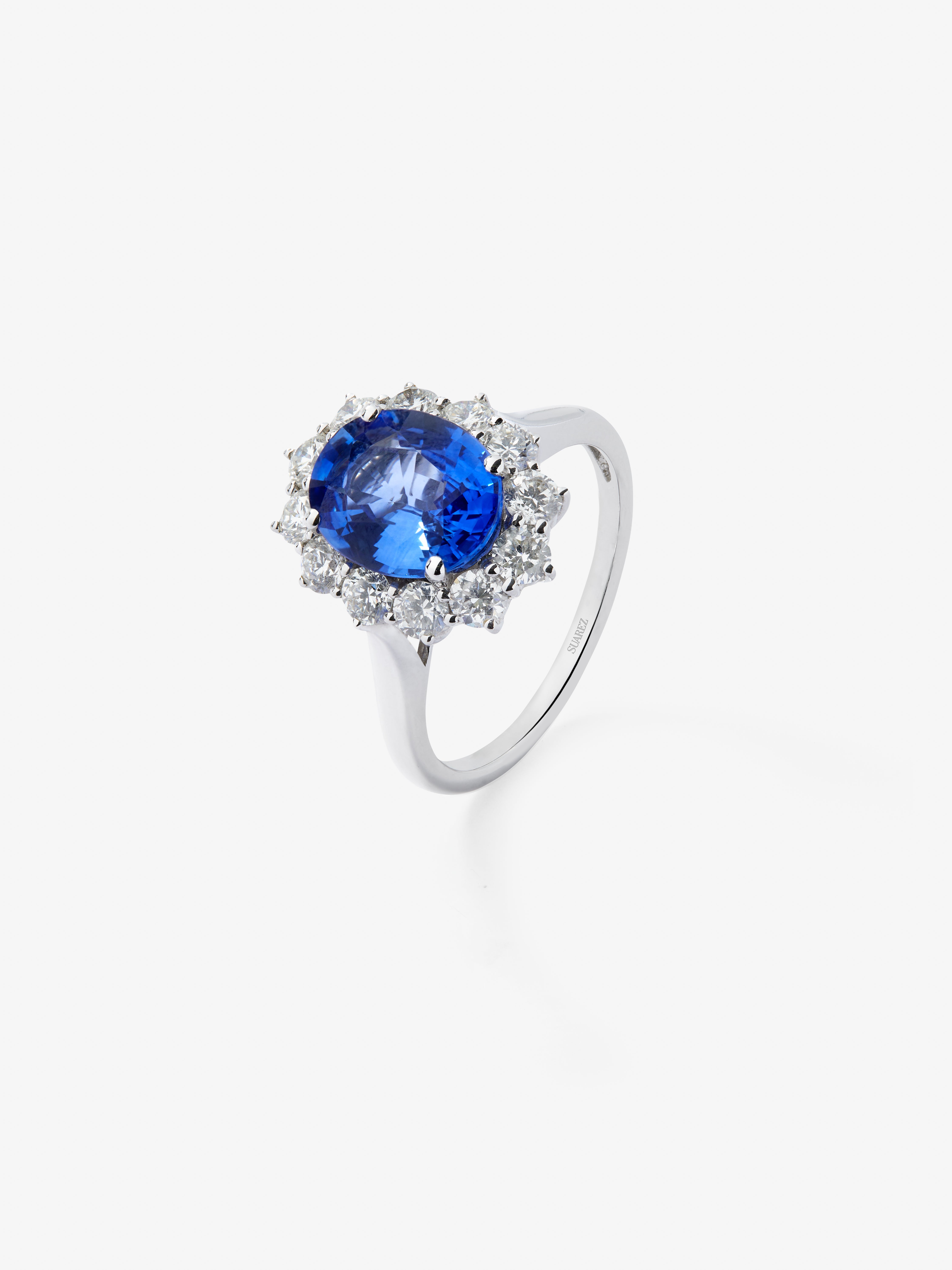 18K white gold ring with oval-cut royal blue sapphire of 2.33 cts and a border of 12 brilliant-cut diamonds with a total of 0.52 cts