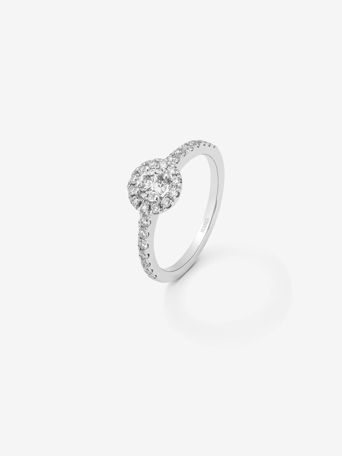 Anillo solitario de compromiso de oro blanco de 18K con diamantes