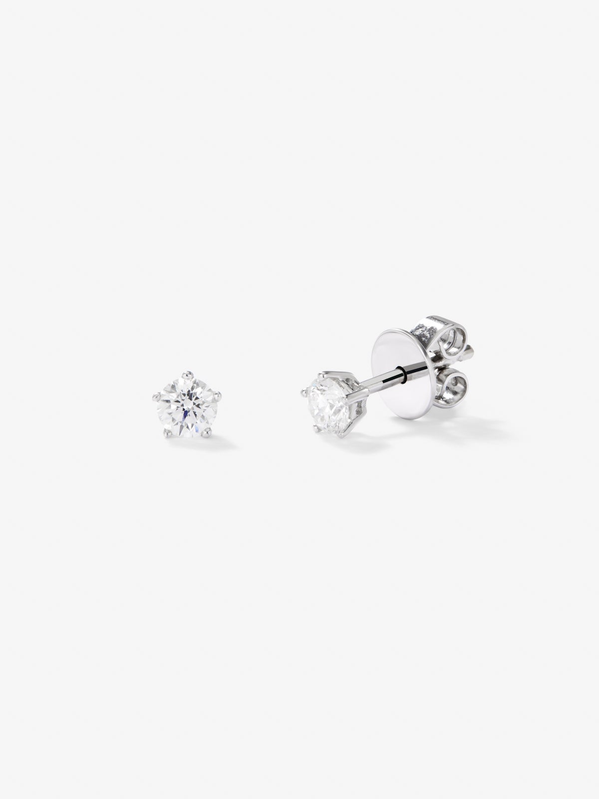 18K white gold solitaire earrings with 2 brilliant-cut diamonds with a total of 0.4 cts