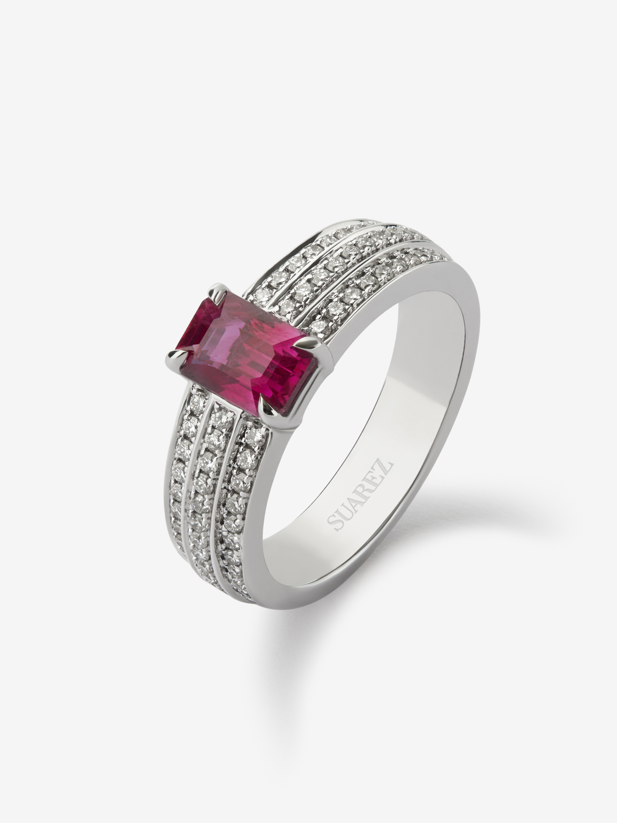 18K white gold ring with octagonal-cut pigeon blood ruby ​​of 1.169 cts and 68 brilliant-cut diamonds with a total of 0.37 cts