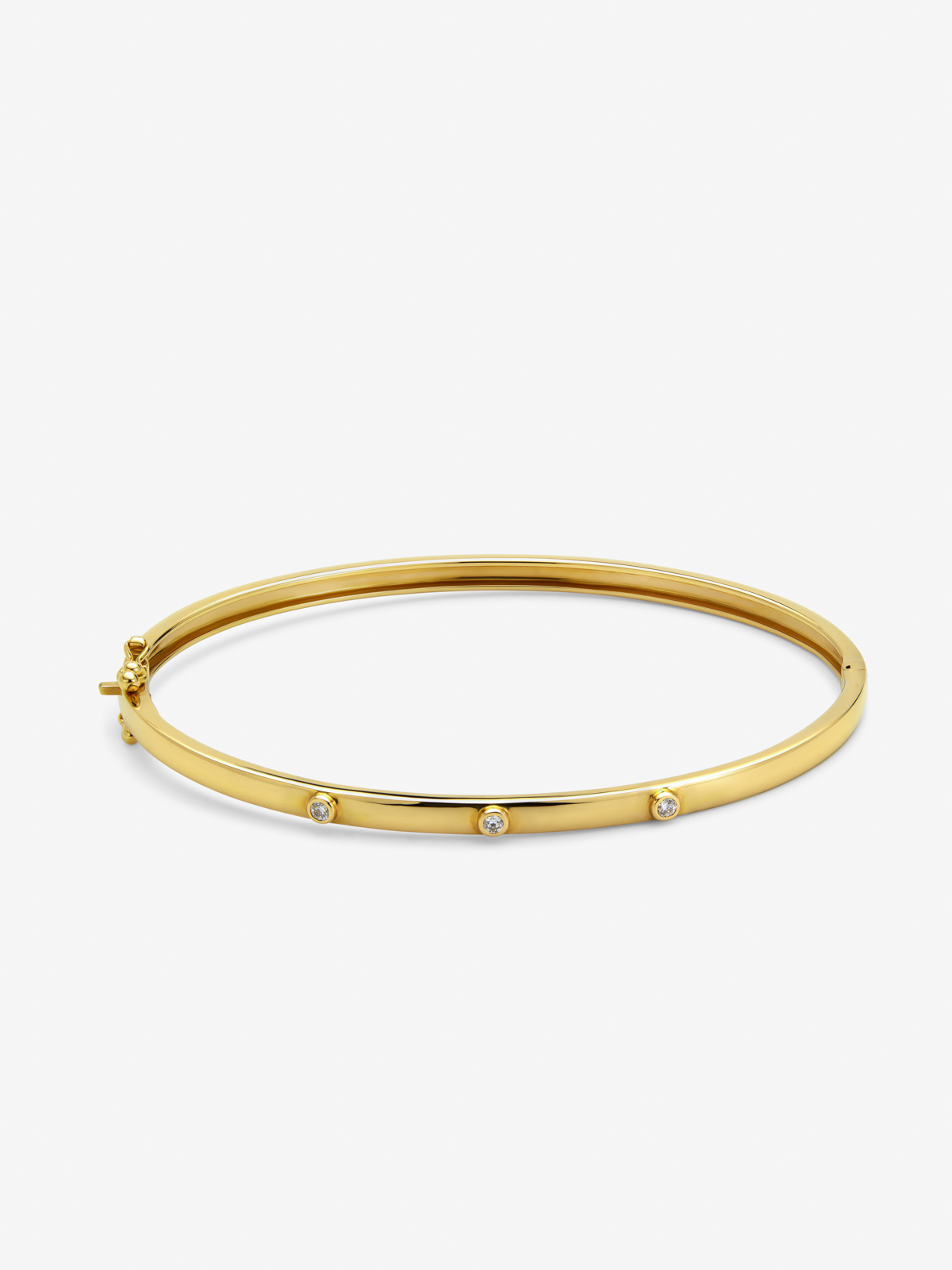 Pulsera rígida de oro amarillo de 18K con 3 diamantes en talla brillante con un total de 0,07 cts