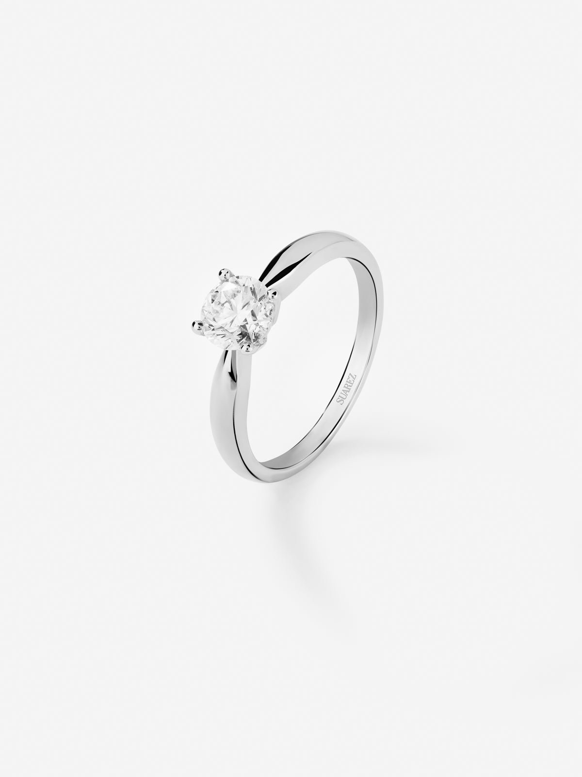 Anillo solitario de oro blanco de 18K con diamante en talla brillante de 0,7 cts