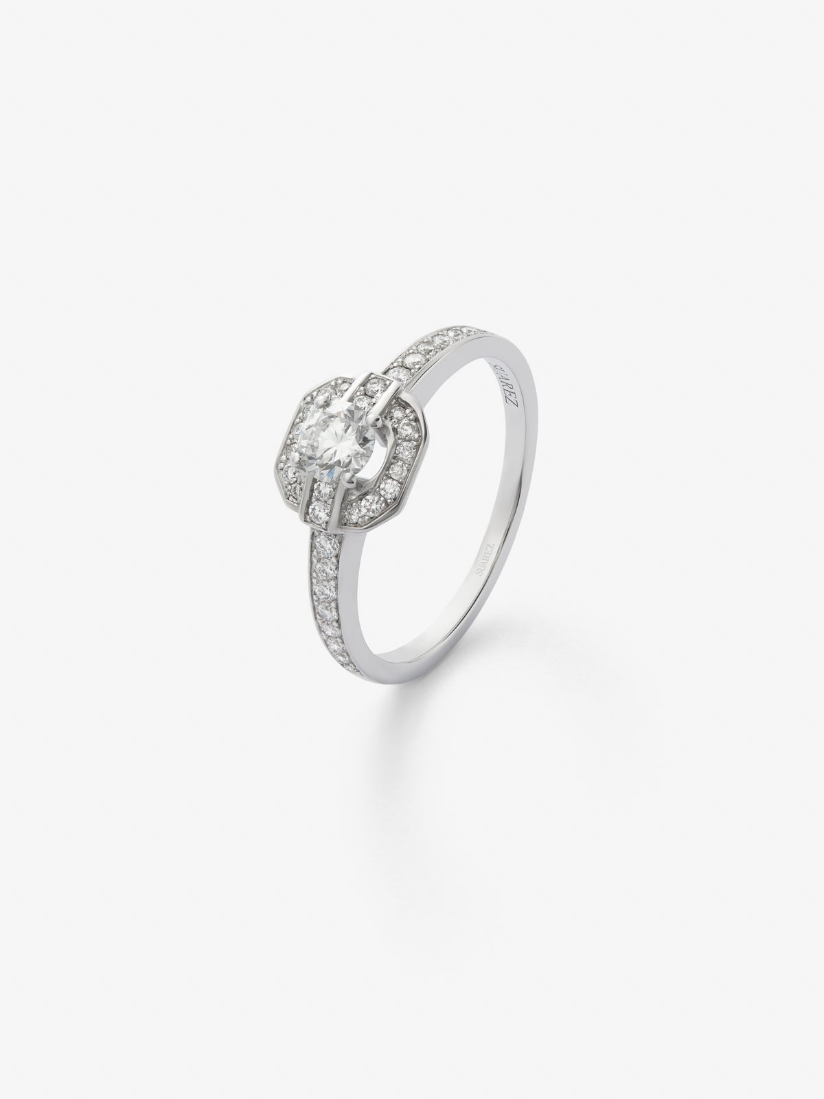 18K white gold ring with central brilliant-cut diamond of 0.3 cts and border and arm of 34 brilliant-cut diamonds with a total of 0.22 cts
