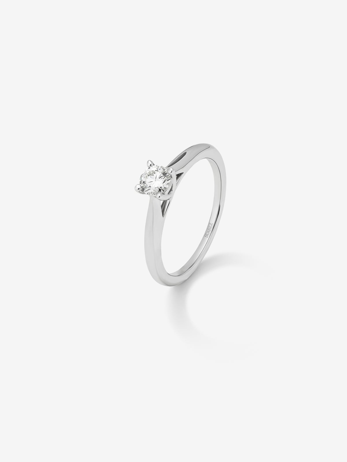 Anillo solitario de oro blanco de 18K con diamante en talla brillante de 0,15 cts