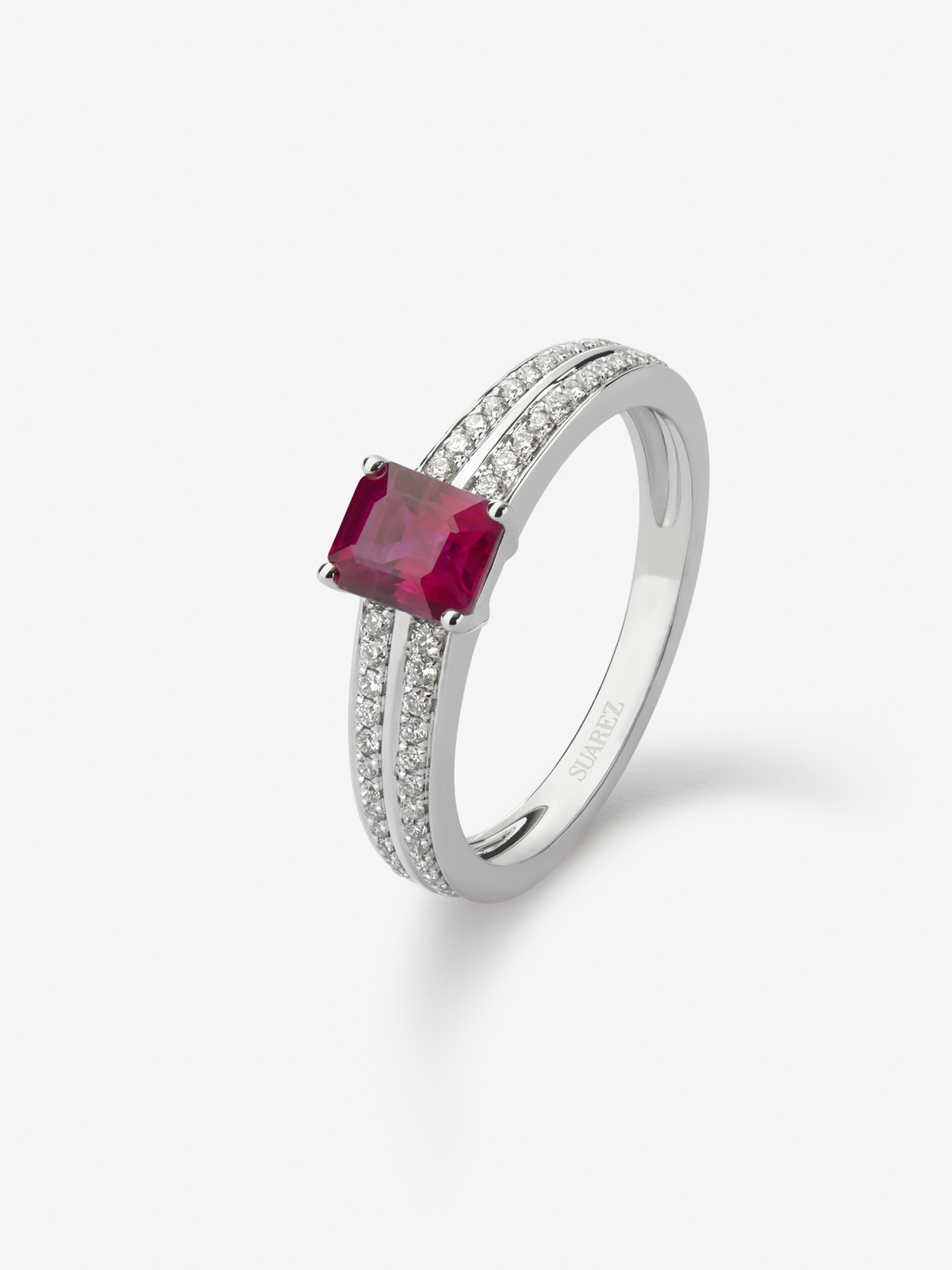 18K white gold ring with octagonal cut ruby ​​of 1,046 cts and 40 brilliant cut diamonds with a total of 0.3 cts