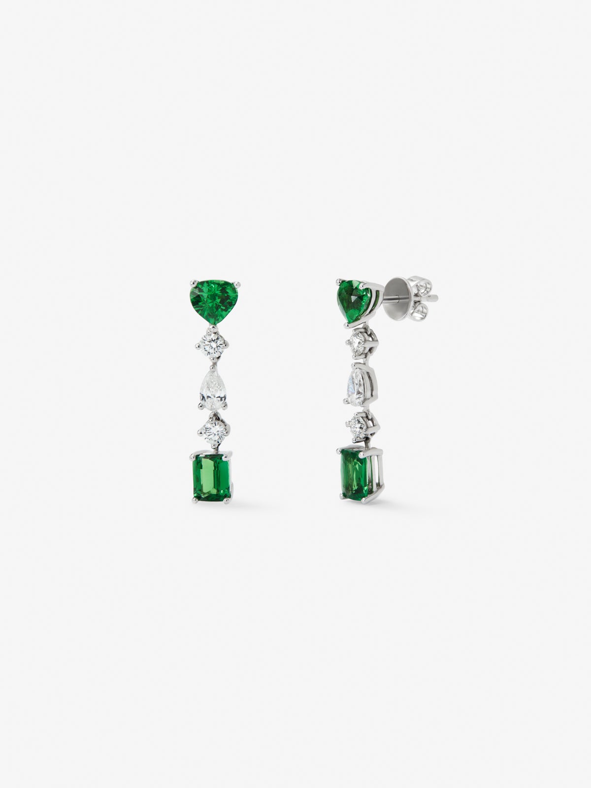 18K white gold earrings with 4 pear-cut and emerald-cut green tsavorites with a total of 8.68 cts and 6 pear-cut and brilliant-cut diamonds with a total of 0.98