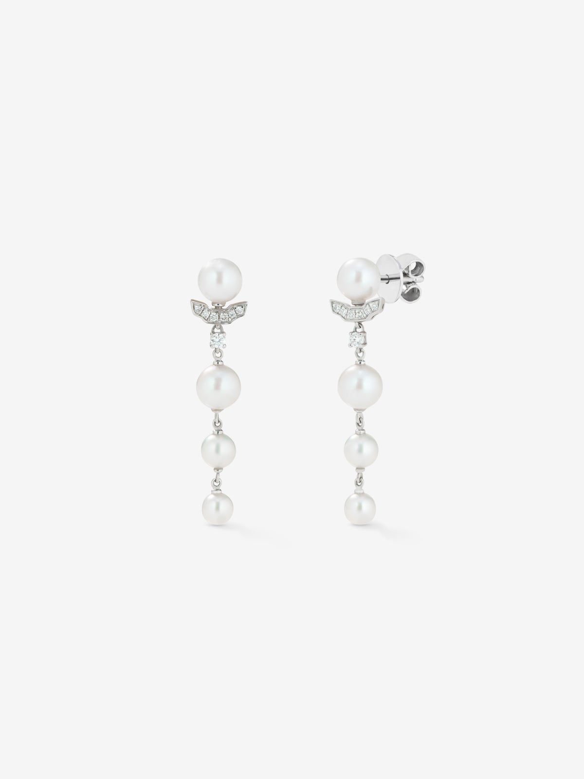 Pendientes largos de oro blanco de 18k con perlas Akoya y diamantes