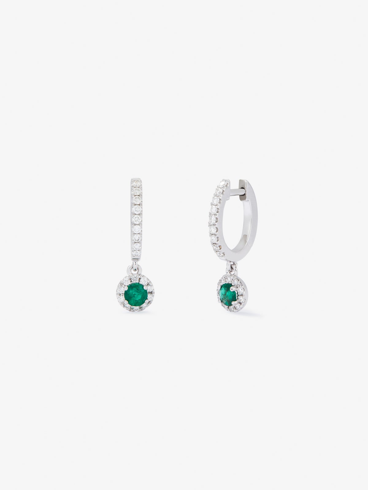 Pendientes de aro de oro blanco de 18K con 38 diamantes en talla brillante con un total de 0,3 cts y 2 esmeraldas verdes en talla brillante con un total de 0,23 cts