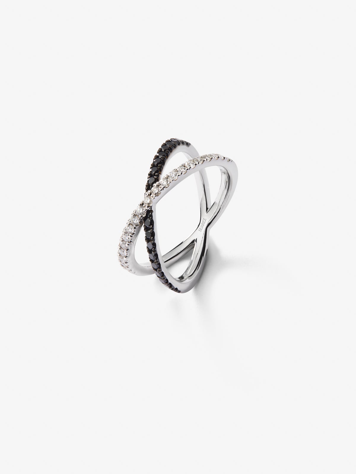 18K white gold cross ring with 21 brilliant-cut diamonds with a total of 0.25 cts and 18 brilliant-cut black diamonds with a total of 0.24 cts