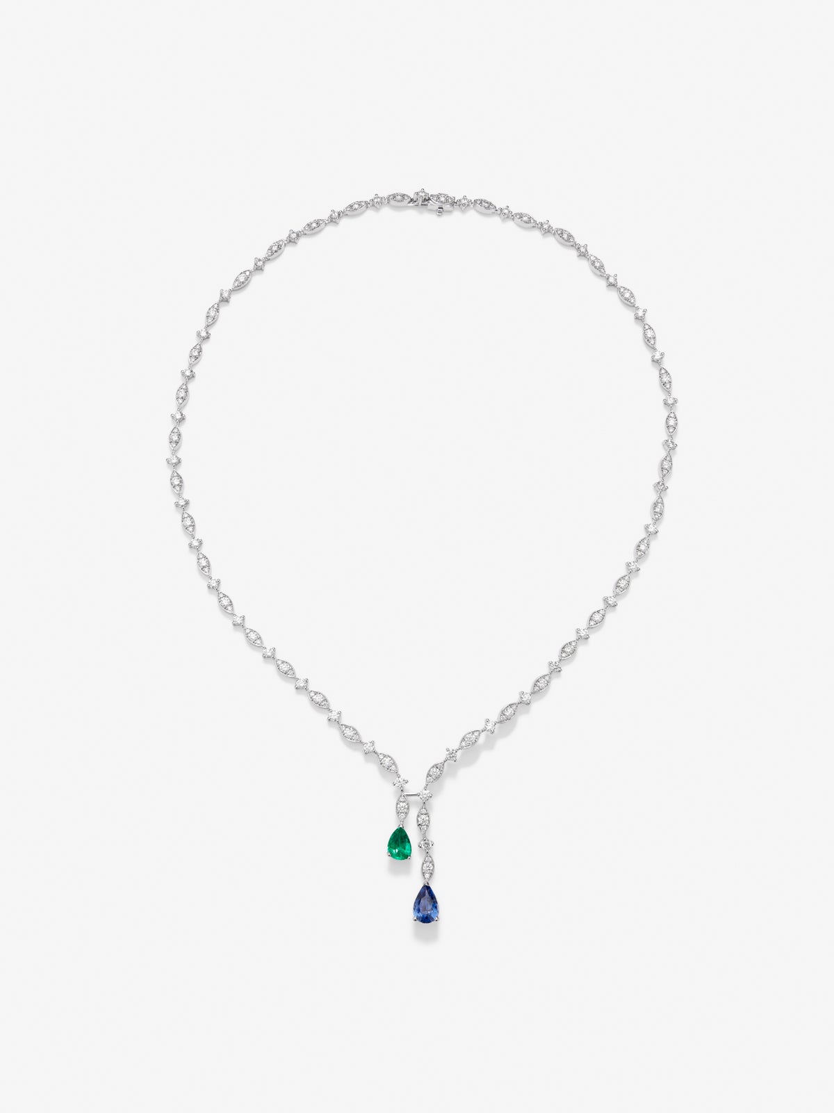 Collar de oro blanco de 18K con zafiro azul intenso en talla pera de 1,76 cts, esmeralda verde en talla pera de 0,96 cts y 163 diamantes en talla brillante con un total de 6,48 cts