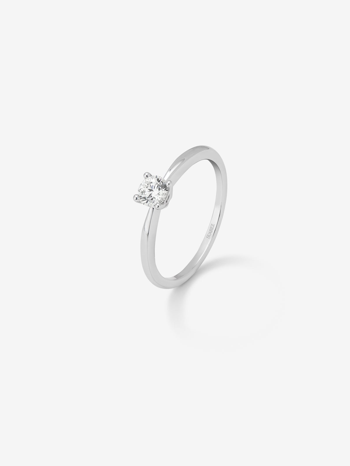 Anillo solitario de oro blanco de 18K con diamante en talla brillante de 0,09 cts