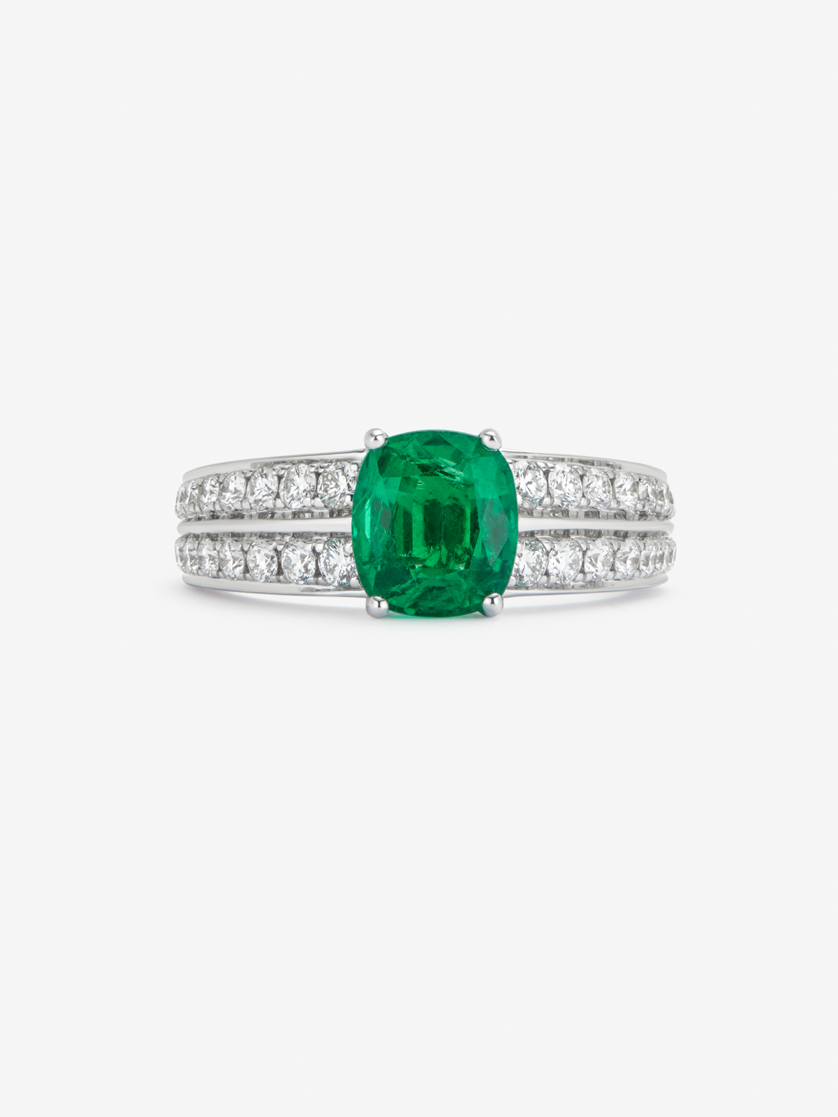 18K white gold ring with cushion-cut emerald of 1,563 cts and 36 brilliant-cut diamonds with a total of 0.64 cts