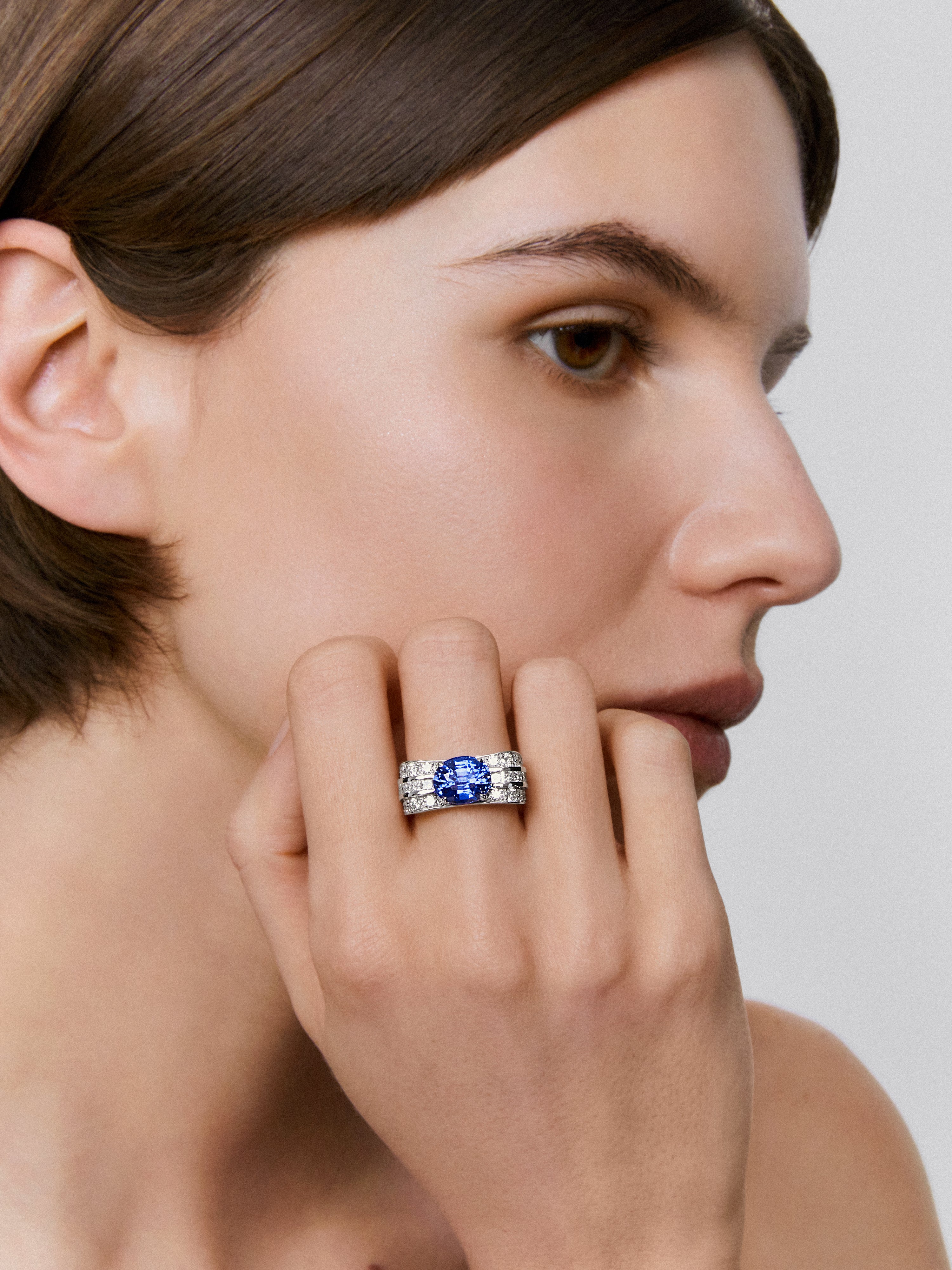 18K white gold ring with oval-cut blue sapphire 3.69 cts and 52 princess-cut and brilliant-cut diamonds with a total of 1.71 cts