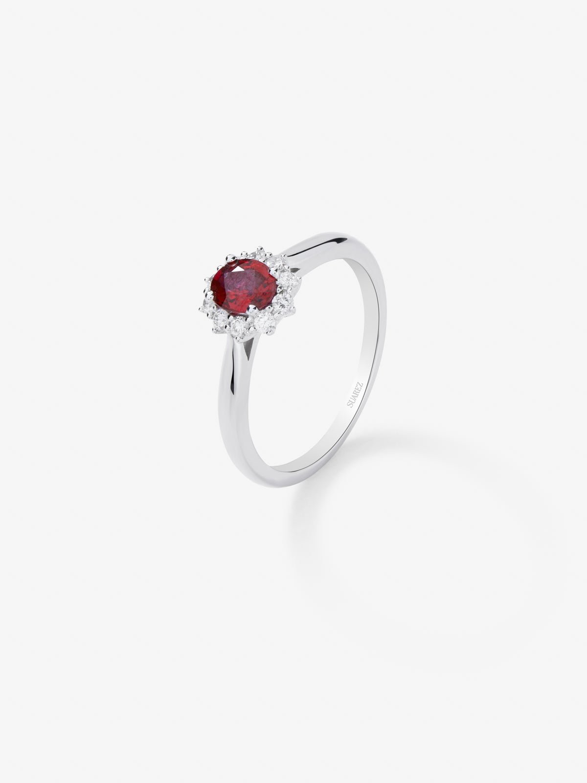 Anillo de oro blanco de 18K con rubí rojo vivid en talla oval de 0,53 cts y diamantes blancos en talla brillante de 0,18 cts