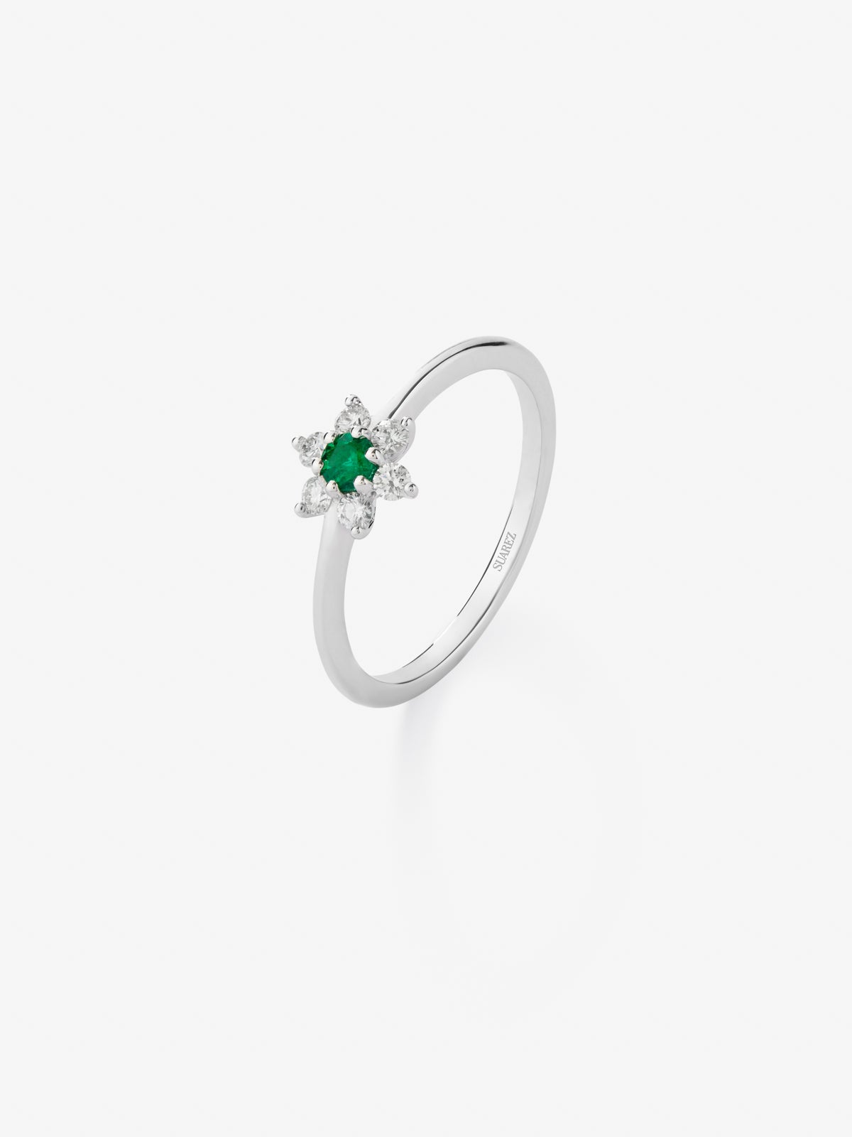 Anillo de oro blanco de 18K con esmeralda verde en talla brillante de 0,08 cts y 6 diamantes en talla brillante con un total de 0,15 cts con forma de estrella