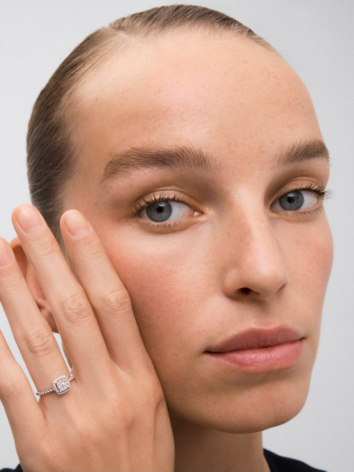 Anillo de oro blanco de 18K con 43 diamantes en talla brillante con un total de 0,31 cts