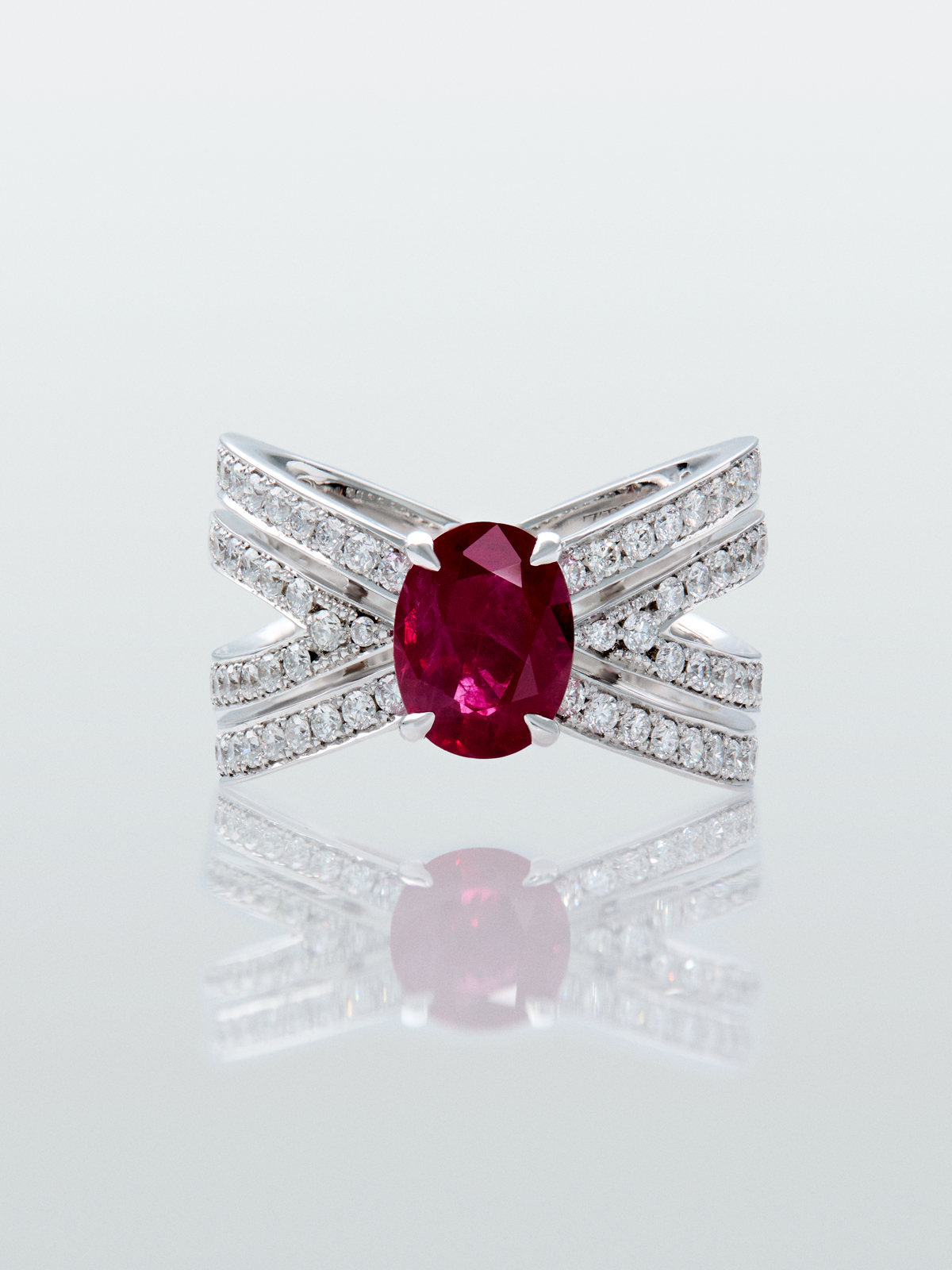 18K white gold multi-arm ring with oval-cut red sapphire of 1.97 cts and brilliant-cut diamonds with a total of 1.06 cts