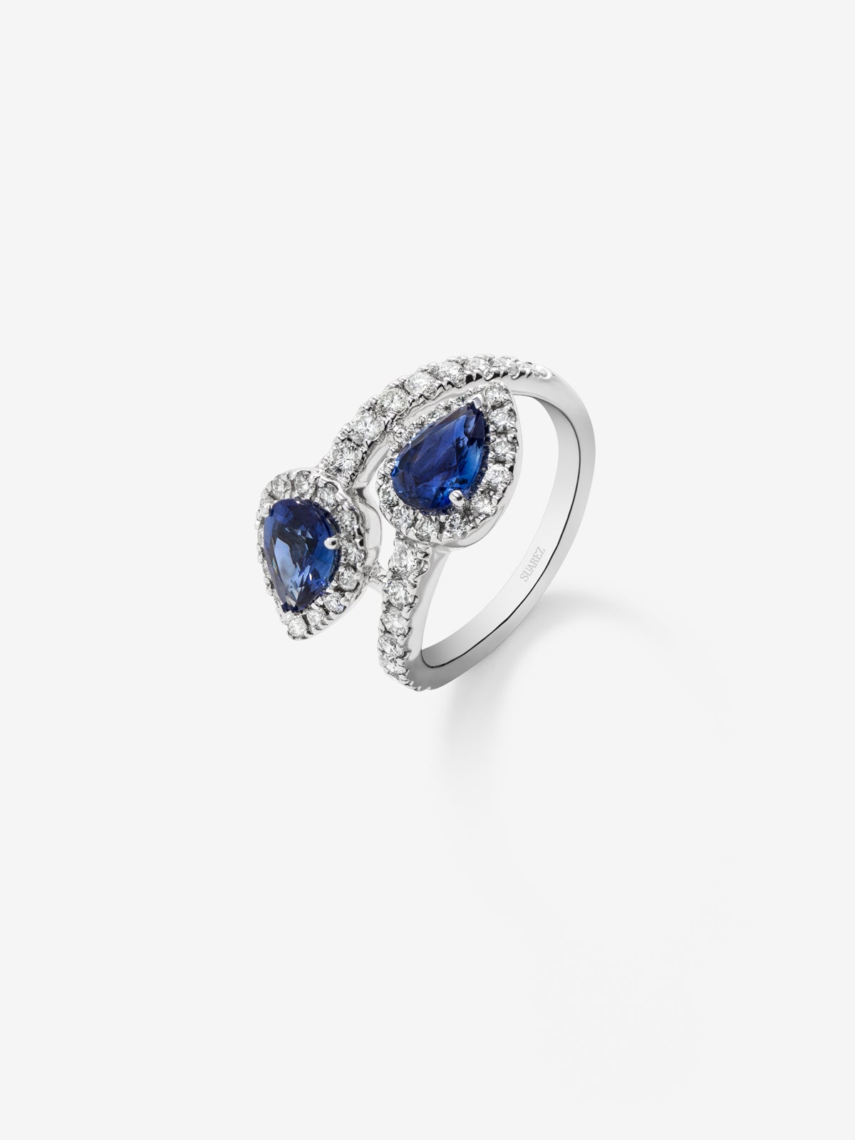 Anillo tú y yo de oro blanco de 18K con 2 zafiros azules en talla pera con un total de 1,4 cts y 44 diamantes en talla brillante con un total de 0,77 cts