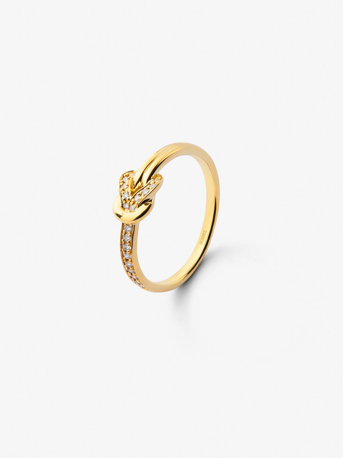 Anillo de oro amarillo de 18K con 15 diamantes en talla brillante con un total de 0,09 cts y forma de nudo