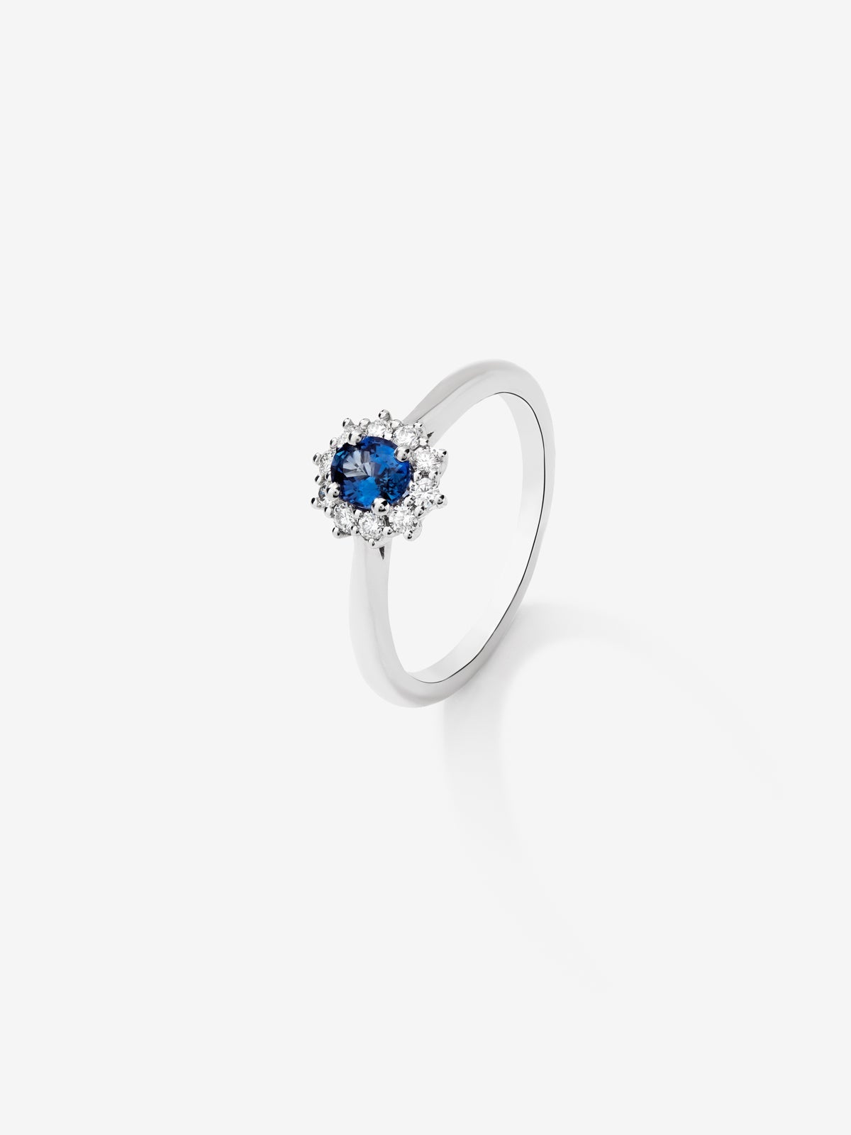 18K white gold ring with oval-cut royal blue sapphire of 0.43 cts and 12 brilliant-cut diamonds with a total of 0.12 cts