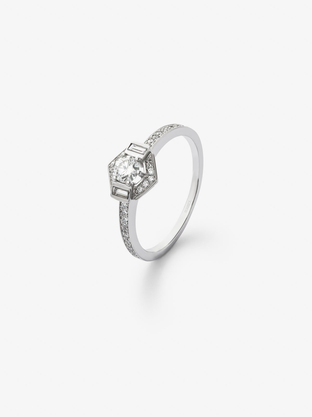18K white gold ring with a 0.2 ct brilliant-cut central diamond; 2 in baguette cut with a total of 0.05 cts and 38 in brilliant cut with a total of 0.12 cts