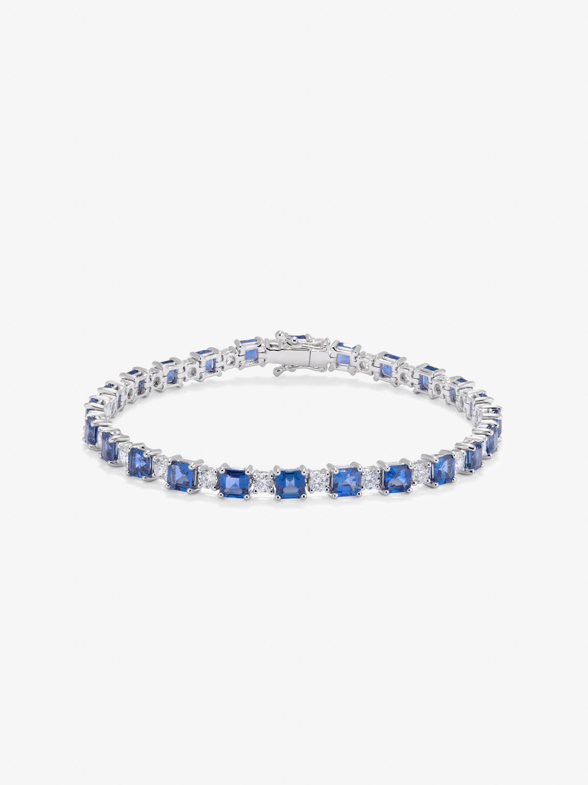 Pulsera rivière de oro blanco de 18K con zafiros azules en talla octogonal de 9,97 cts y diamantes blancos en talla brillante de 2,95 cts