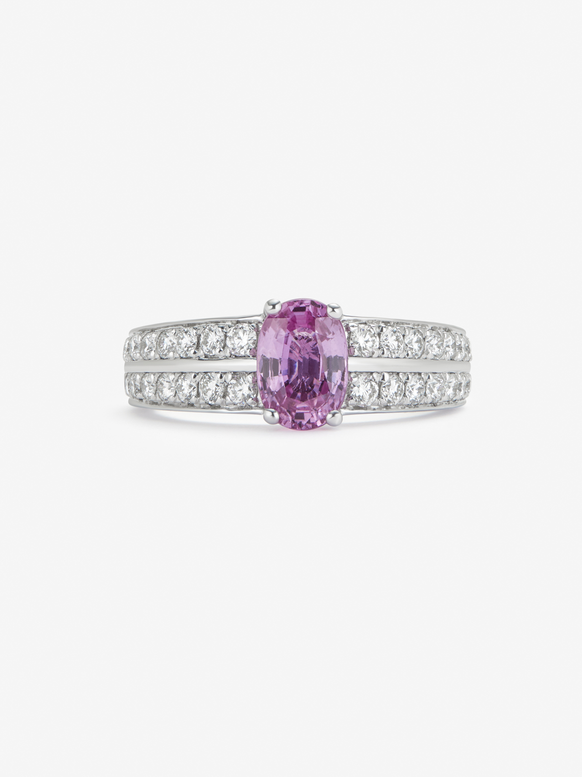 18K white gold ring with vivid pink sapphire in oval cut of 1.46 cts and 32 brilliant-cut diamonds with a total of 0.61 cts