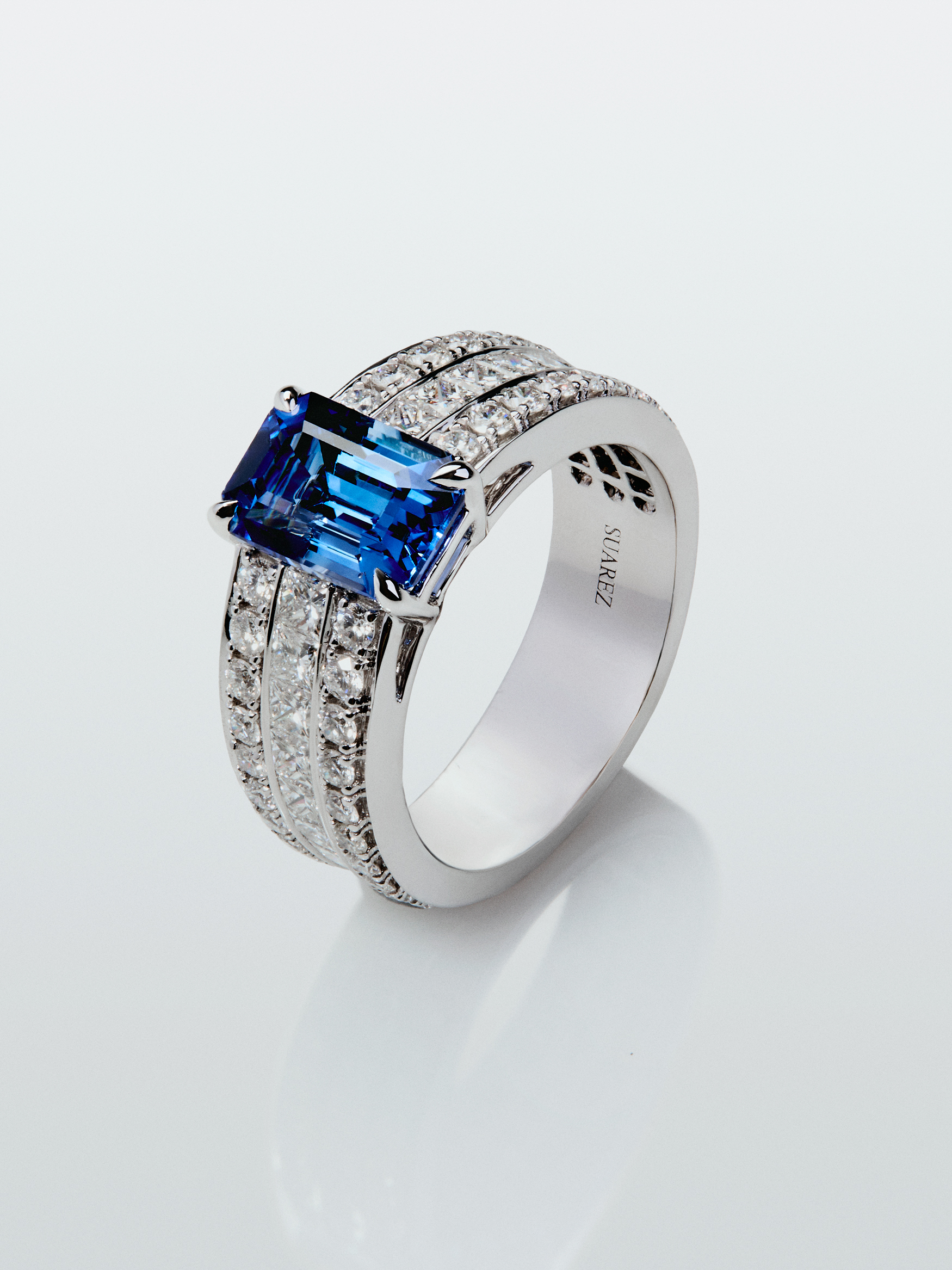 18K white gold ring with blue sapphire in octagonal cut of 2.734 cts, 48 ​​brilliant cut diamonds with a total of 0.99 cts and 10 in princess cut with a total of 0.58 cts