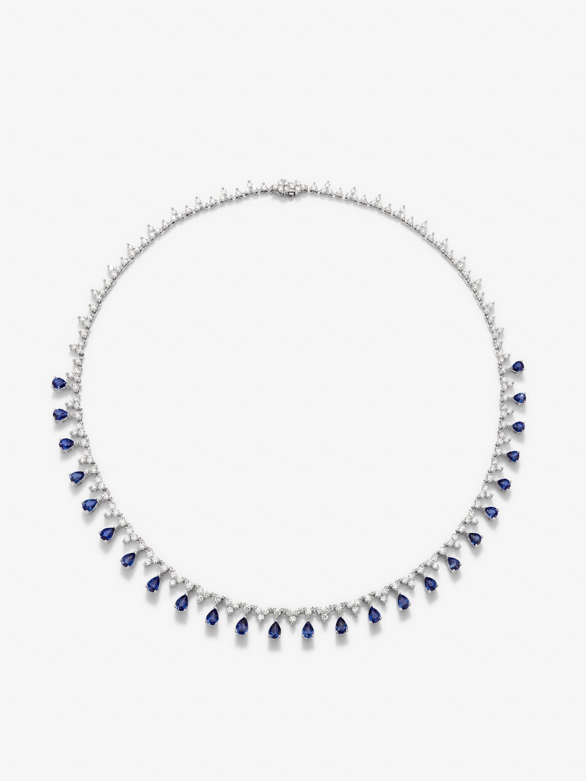 Collar rivière de oro blanco de 18K con zafiros azules en talla pera de 6,51 cts y diamantes en talla brillante de 6,16 cts