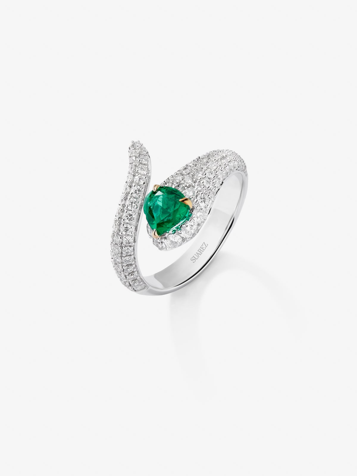 You and me ring in 18K white gold with pear-cut green emerald of 0.64 cts and 92 brilliant-cut diamonds with a total of 0.91 cts