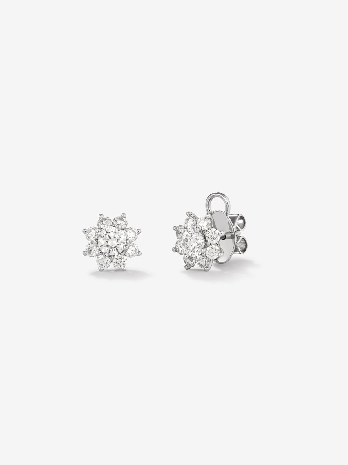 Pendientes de oro blanco de 18K con 18 diamantes en talla brillante con un total de 0,57 cts con forma de estrella