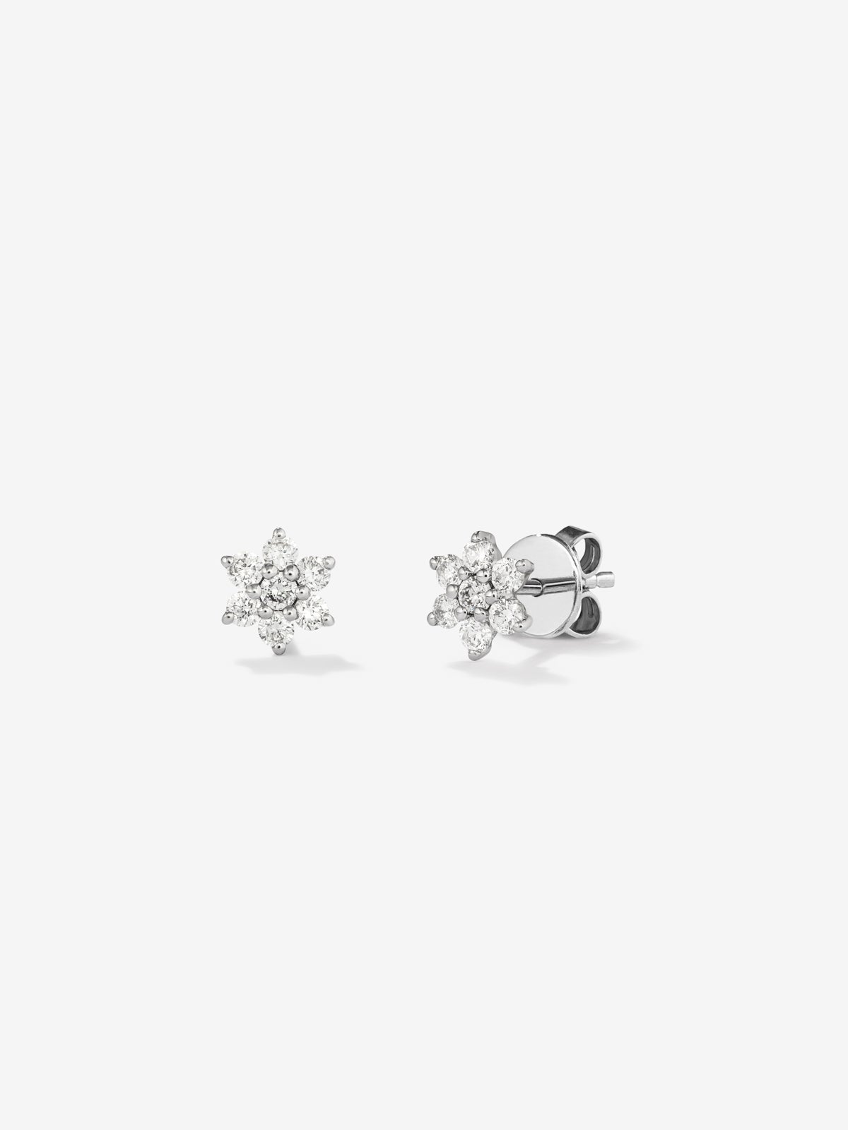 Pendientes de oro blanco de 18K con 14 diamantes en talla brillante con un total de 0,14 cts con forma de estrella