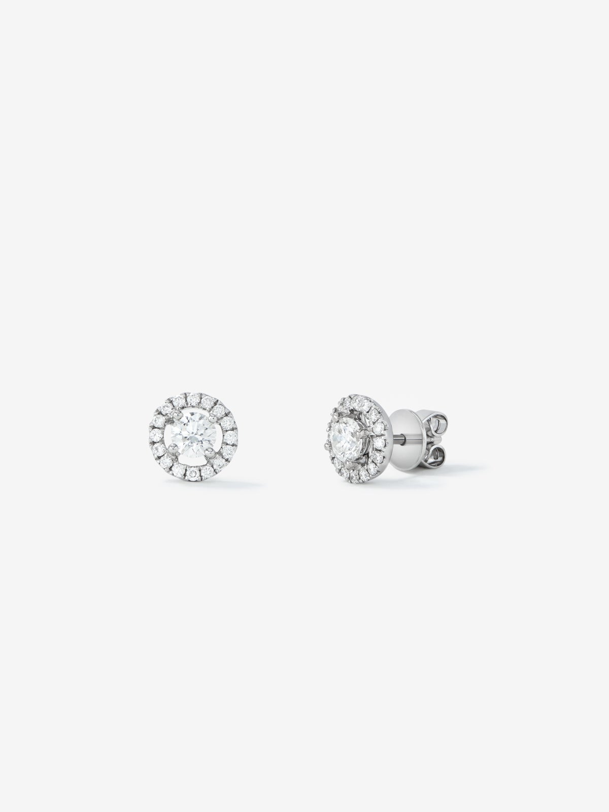 18K white gold earrings with two central brilliant-cut diamonds with a total of 0.4 cts and a border of 30 brilliant-cut diamonds of 0.18 cts