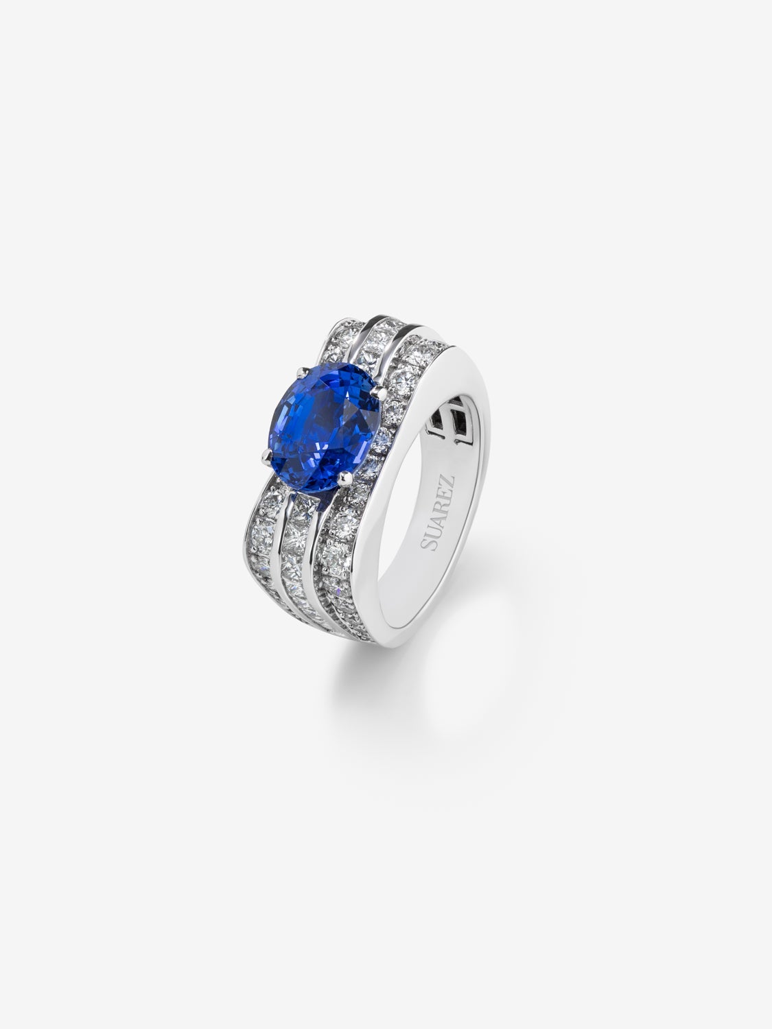 18K white gold ring with oval-cut blue sapphire 3.69 cts and 52 princess-cut and brilliant-cut diamonds with a total of 1.71 cts