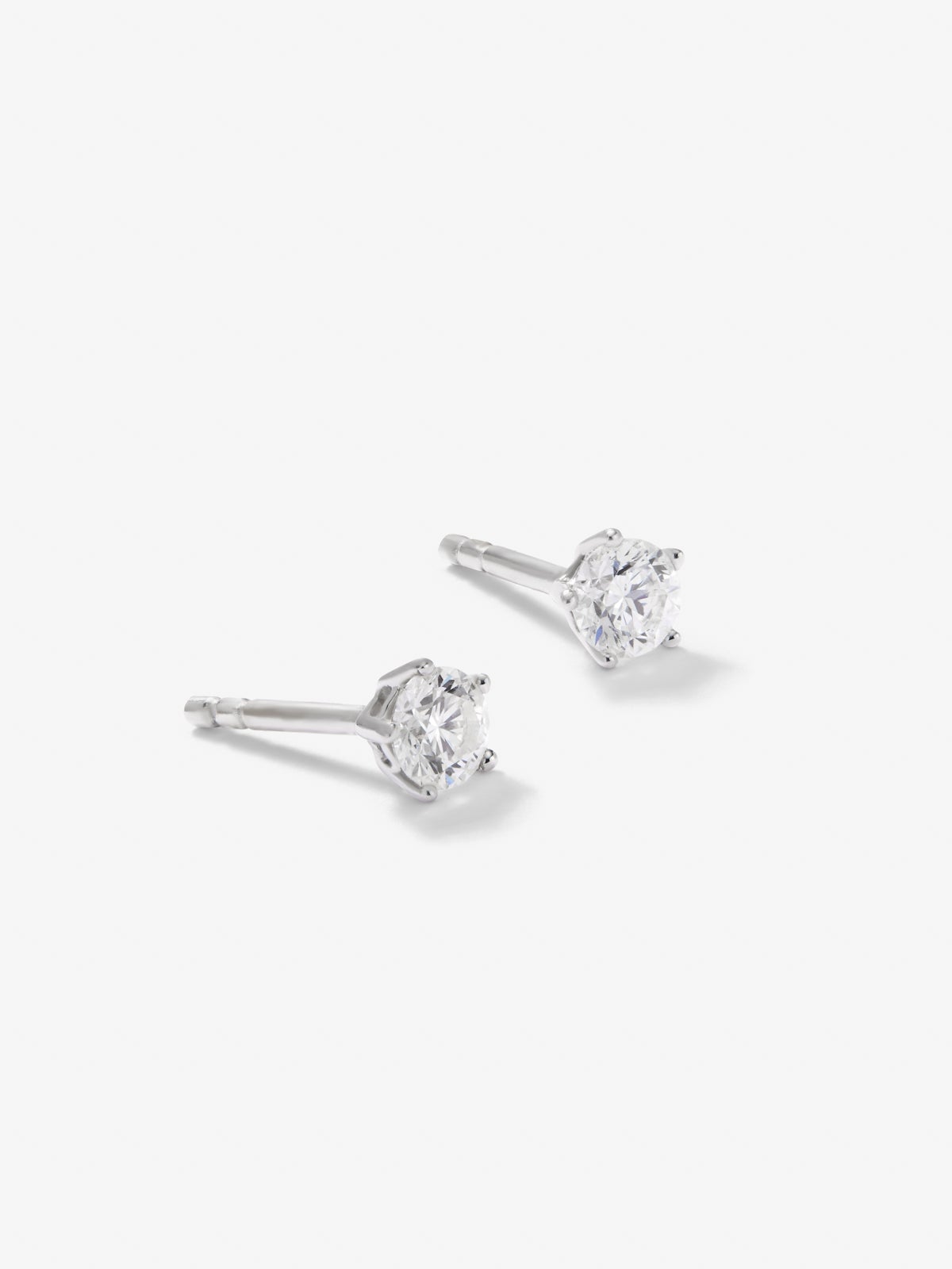 18K white gold solitaire earrings with 2 brilliant-cut diamonds with a total of 0.4 cts