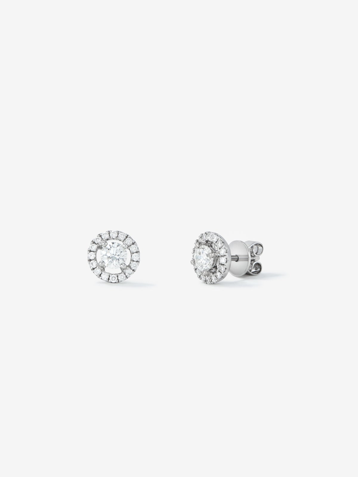 Pendientes de oro blanco de 18K con diamante solitario y orla de diamantes