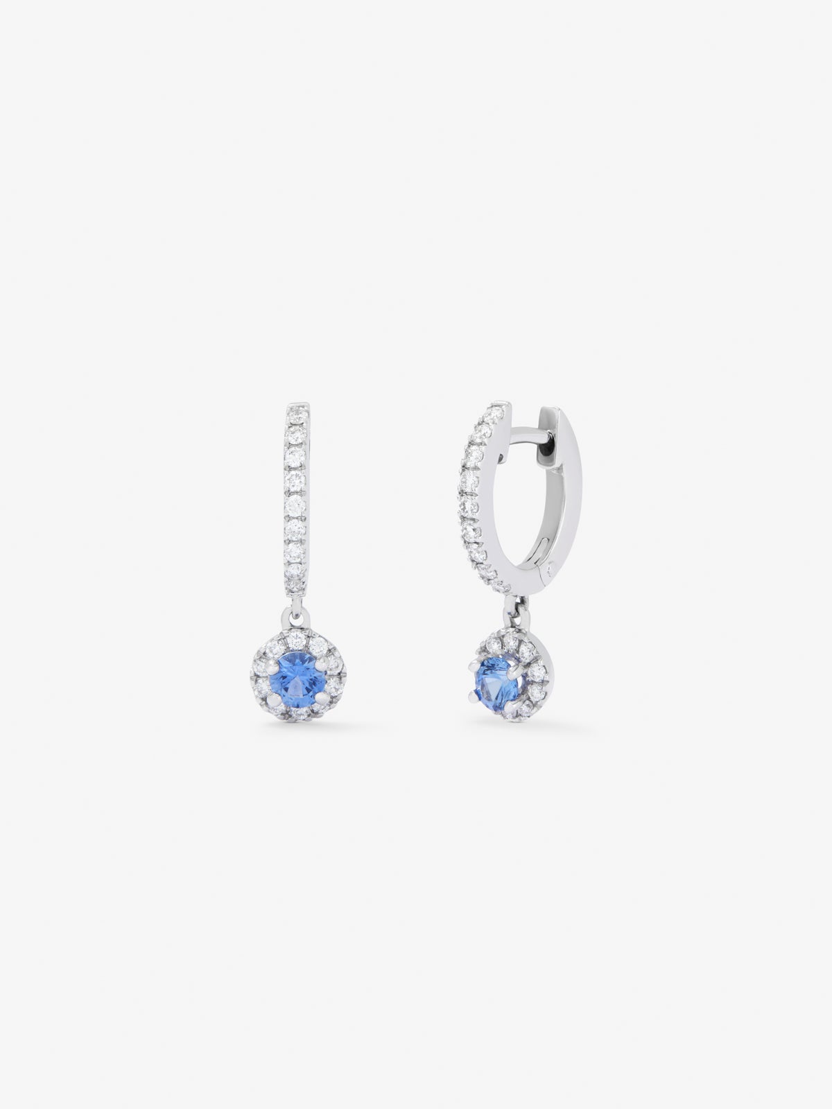 Pendientes de aro de oro blanco de 18K con 38 diamantes en talla brillante con un total de 0,29 cts y 2 zafiros azules en talla brillante con un total de 0,37 cts