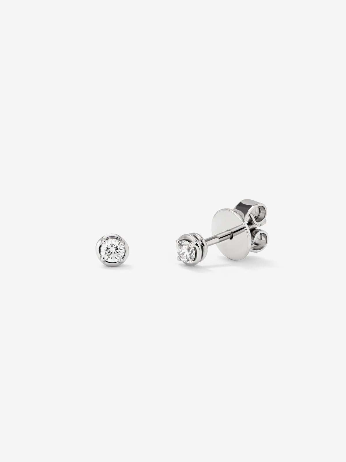 Pendientes de oro blanco de 18K con diamante solitario