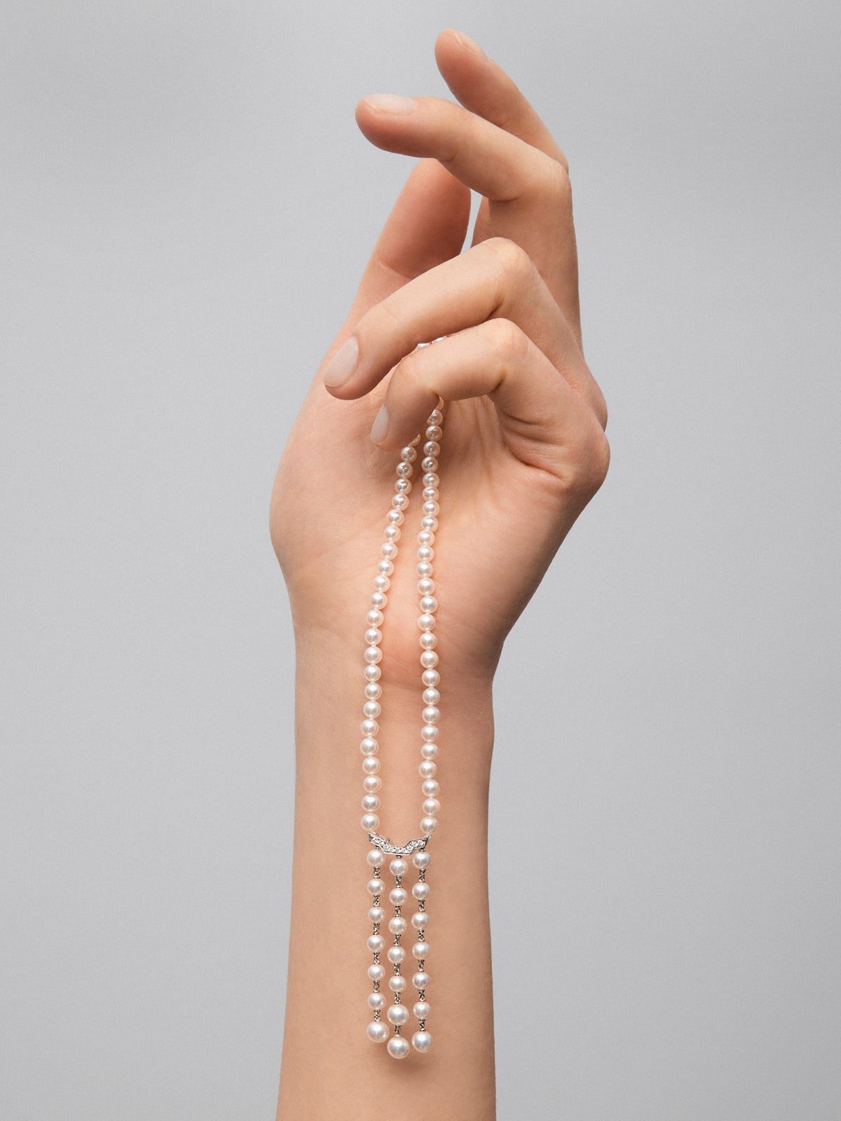 18K white gold pendant with 172 Akoya pearls and 9 brilliant-cut diamonds with a total of 0.09 cts