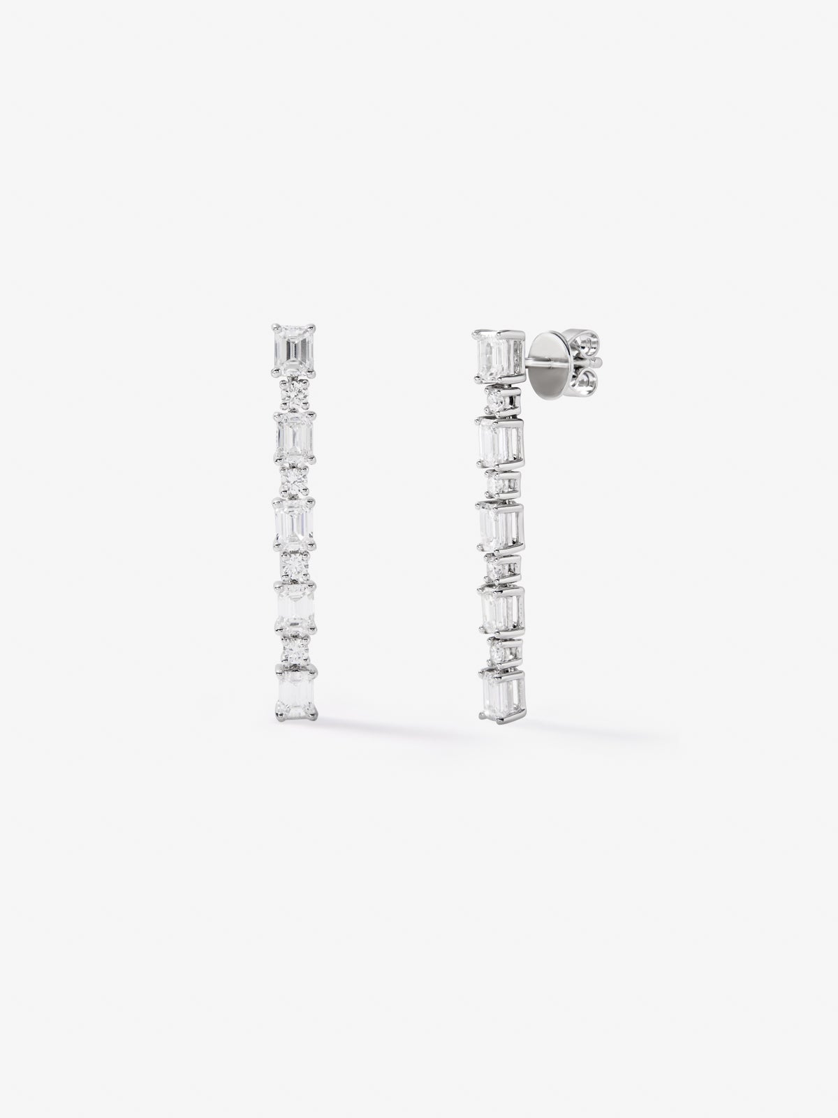 Pendientes de oro blanco de 18K con 10 diamantes en talla esmeralda con un total de 2,64 cts y 8 en talla brillante con un total de 0,35 cts